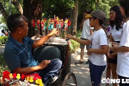 Phố phường Hà Nội đông nghịt người 'check-in' ngày đầu kỳ nghỉ lễ 2/9