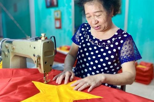Người thợ già tâm huyết giữ nghề may cờ Tổ quốc