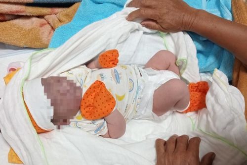 Một bé trai bị bỏ rơi tại nhà vệ sinh của Trung tâm y tế ở Bình Dương