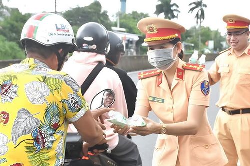 Cảnh sát giao thông Bạc Liêu tiếp sức người dân về quê nghỉ Lễ 2/9