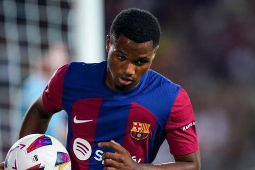 Người kế thừa số 10 của Messi rời Barcelona trong tủi hổ