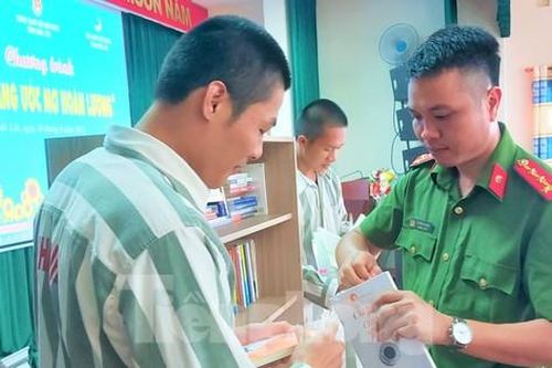 Tủ sách 'Vườn ươm cuộc sống' thắp sáng ước mơ hoàn lương