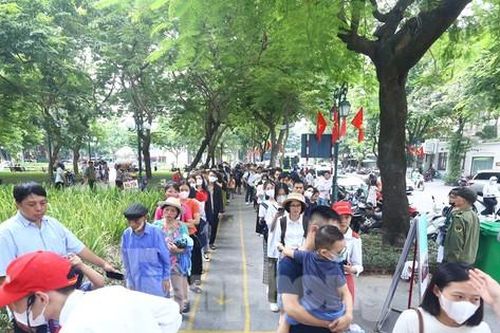Người dân Thủ đô xếp hàng nhiều giờ để nhận vé xe buýt 2 tầng miễn phí