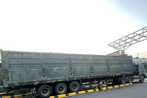 Nhiều xe đầu kéo chở cát quá tải 'né chốt' CSGT bất thành