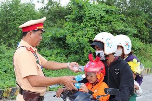 CSGT Sóc Trăng hỗ trợ xăng xe, nước uống cho người dân về quê nghỉ lễ