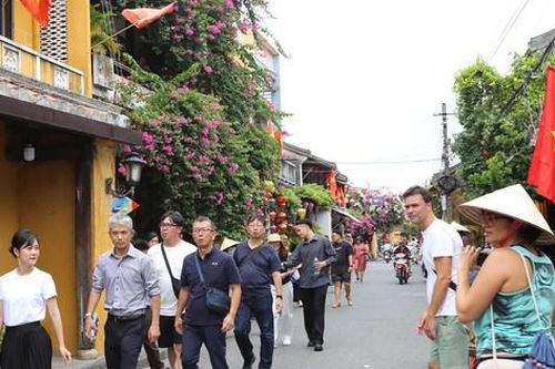 Du khách thong dong dạo bước phố cổ Hội An