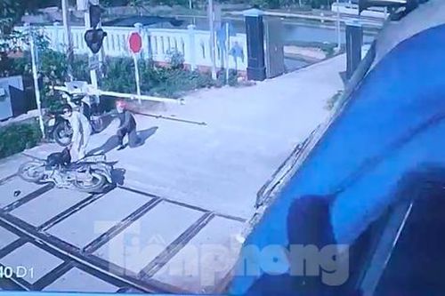 Thót tim xem nữ công nhân gác chắn kéo người trước mũi tàu hỏa