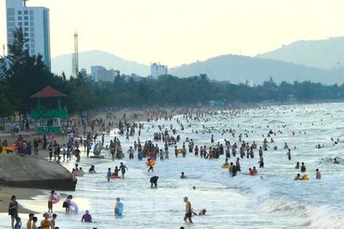 Biển Cửa Lò đông nghịt người ngày đầu nghỉ Quốc khánh