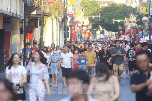 Đón lượng khách lớn, phố đi bộ hồ Hoàn Kiếm đông nghịt ngày đầu nghỉ lễ 2/9
