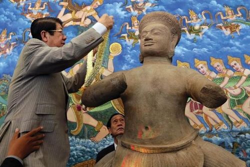 Kho báu Hoàng gia thất lạc của đế chế Khmer hồi hương như thế nào?