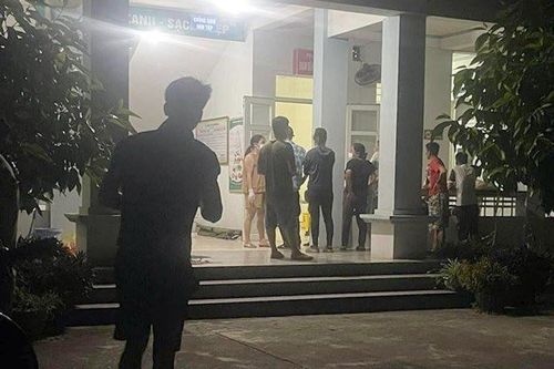 Cha say rượu dùng dao đâm con gái tử vong