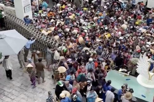 Chen lấn, xô đẩy tại điểm phát quà từ thiện