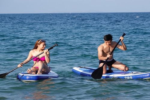 Du khách thích thú thả dáng, chèo SUP ngắm cảnh tuyệt đẹp trên vịnh Nha Trang