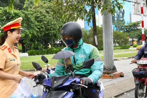 CSGT Đồng Nai dừng xe, phát nước và khăn lạnh cho người đi đường