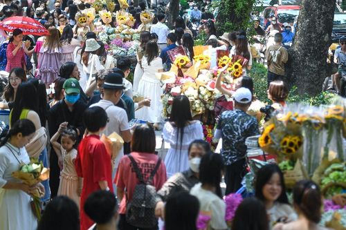 Khách đổ về hồ Tây, phố Phan Đình Phùng ngày đầu nghỉ lễ, '1m2 mười nàng thơ'