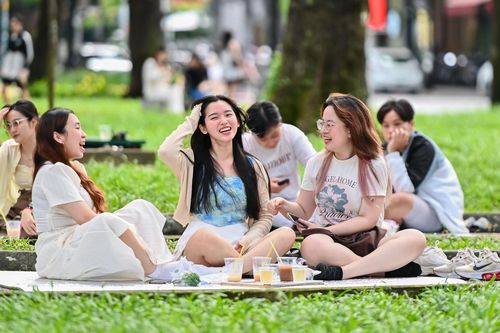 Giới trẻ TP.HCM ngồi cà phê bệt, dạo phố ngày đầu nghỉ lễ 2/9