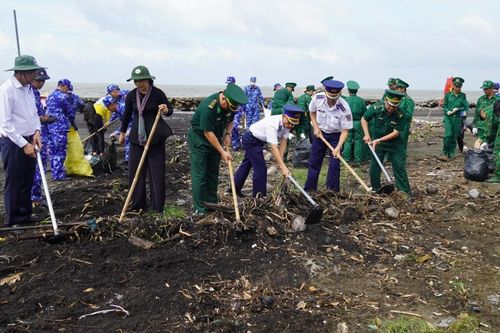 Cảnh sát biển cùng người dân dọn rác, làm sạch biển Cần Giờ