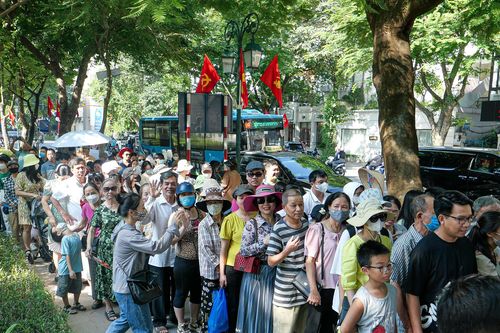 Hà Nội ngày đầu nghỉ lễ 2/9: Du khách xếp hàng nhận vé xe buýt 2 tầng miễn phí