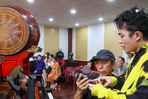 Tác giả 'Đất nước lời ru' xúc động khi xem các nghệ sĩ tập luyện 'Điều còn mãi'