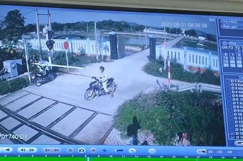 Cố vượt qua đường tàu, người đàn ông thoát chết trong tích tắc