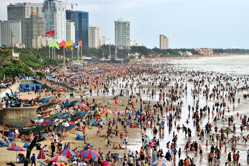 Vũng Tàu đông đúc ngày đầu kỳ nghỉ lễ 2/9, du khách thích thú đội mưa tắm biển