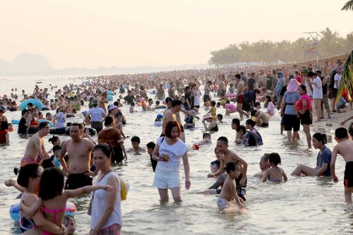 Ngày đầu nghỉ lễ oi bức, vạn người chen nhau tắm biển Hạ Long