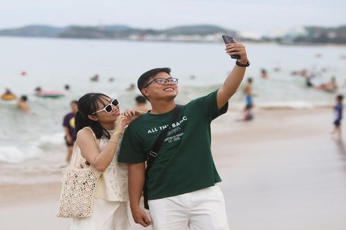 Hàng nghìn du khách đổ về Nha Trang tắm biển, chèo SUP ngày đầu nghỉ lễ 2/9