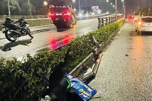 Đồng Nai: Ô tô lật ngửa trên quốc lộ, 2 người hoảng loạn bò ra ngoài