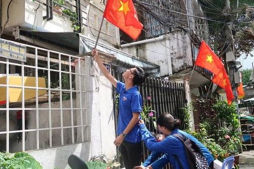 Đoàn thanh niên Cần Thơ tặng cờ tổ quốc cho người dân