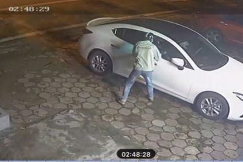Phê chuẩn khởi tố nhóm đối tượng chuyên đập cửa kính xe ô tô trộm cắp tài sản