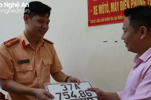 'Gỡ khó' thủ tục sang tên đổi chủ khi làm biển số định danh