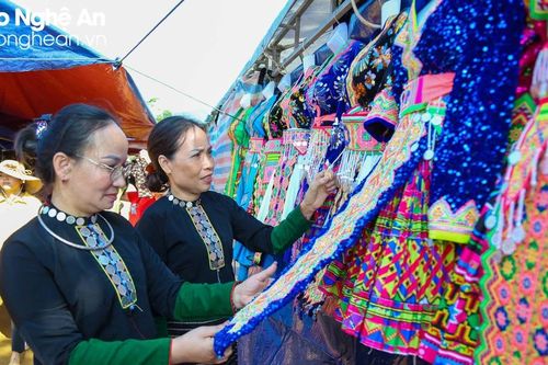 Đặc sắc phiên chợ người Mông nơi biên giới Nghệ An