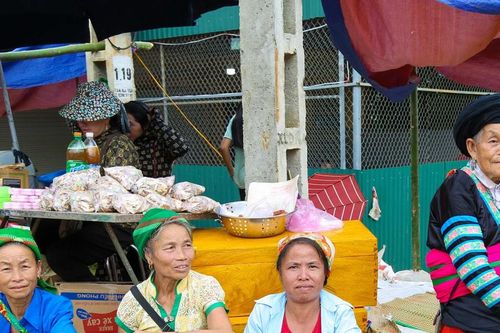 Hàng nghìn người đến phiên chợ người Mông nơi biên giới Nghệ An