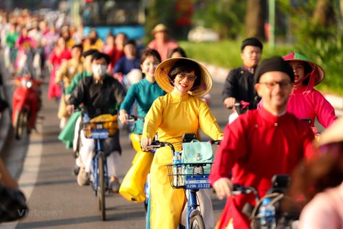 Hàng trăm người mặc áo dài đạp xe quanh Thủ đô dịp Lễ Quốc khánh