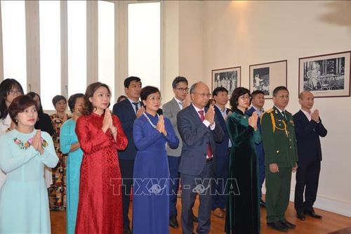 Đại sứ quán Việt Nam tại Pháp tưởng nhớ công lao của Chủ tịch Hồ Chí Minh