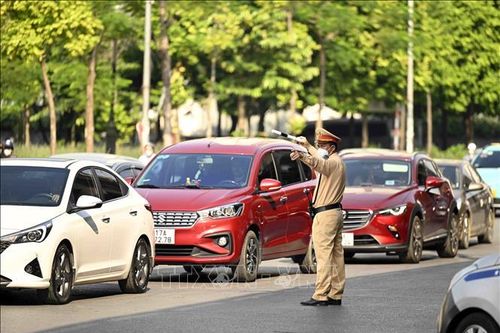 CSGT hỗ trợ, hướng dẫn người dân tham gia giao thông an toàn dịp nghỉ lễ 2/9