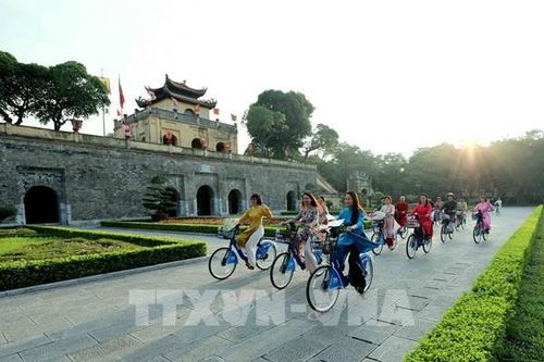 Áo dài kết nối du lịch và di sản Hà Nội