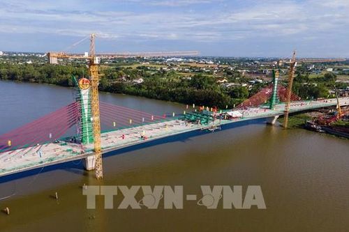 Hợp long cầu nối đôi bờ sông Vàm Cỏ Tây