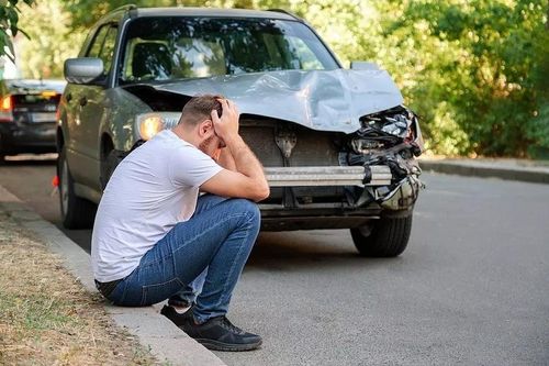 Phí bảo hiểm ô tô tăng gấp rưỡi ở Anh do lạm phát