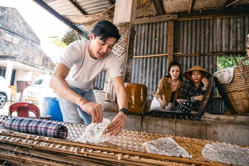 Diễn viên Quốc Trường tự tay làm bánh ở làng nghề truyền thống hơn 200 tuổi