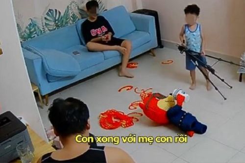 Thấy con trai làm vỡ mô hình của vợ, ông bố nói một câu khiến CĐM cười ngất
