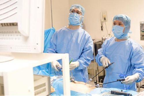 2 tháng giành giật sự sống cho bệnh nhân ngoại quốc bị thủng dạ dày
