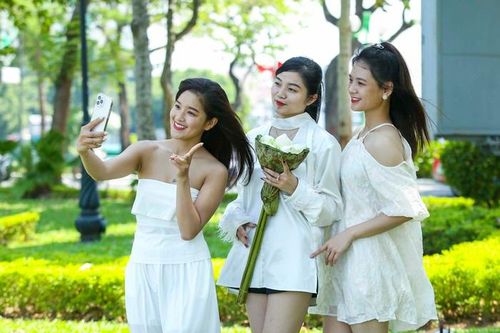 Ngày đầu nghỉ lễ 2/9, giới trẻ nô nức chụp ảnh trên những con đường đẹp nhất Hà Nội
