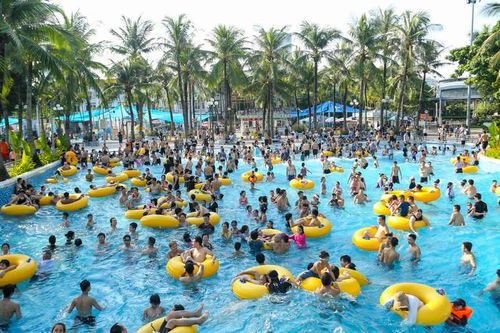 Hàng nghìn người đổ về Công viên nước Hồ Tây vui chơi trong ngày đầu nghỉ lễ Quốc khánh