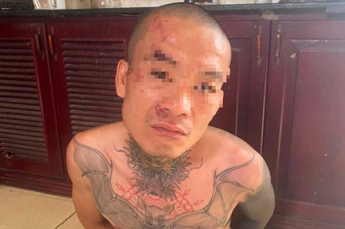9X xăm trổ ngáo đá cầm rựa dọa người đi đường