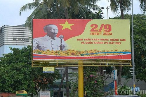Đường phố TP. Hồ Chí Minh rực rỡ cờ hoa chào mừng Tết Độc lập
