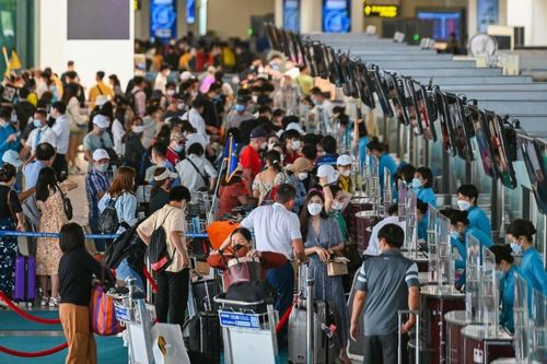 Ngày đầu kỳ nghỉ lễ, sân bay Nội Bài phục vụ trên 97.000 hành khách