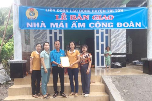 Bàn giao Mái ấm công đoàn cho cô giáo mầm non huyện Tri Tôn