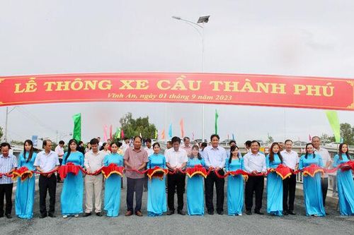 Thông xe cầu Thành Phú nối 2 huyện Châu Thành và Châu Phú