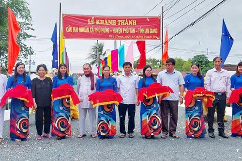 Thêm cây cầu bê-tông ở xã nông thôn mới Phú Hưng
